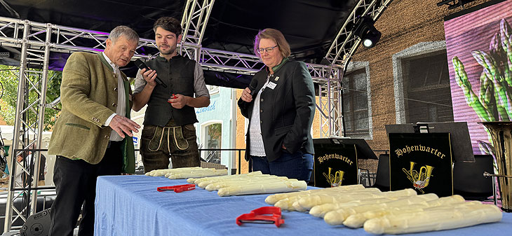 Im Gespräch mit BR-Moderator Andi Christl (Mi.), Spargelverband Geschäftsführer Peter Strobl (li.) und  und Claudia Westner, Vorsitzende des Spargelerzeugerverbands Südbayern:  Traditionelles Spargelfest Schrobenhausen am 24.05.2025 (©Foto: Martin Schmitz) 